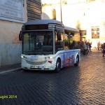 Il nuovo minibus elettrico di BlueBus in sosta a Piazza del Popolo