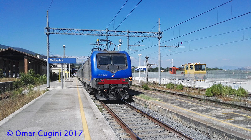 La E464.302, in spinta ad un treno regionale,  appena arrivata nella Stazione di Velletri